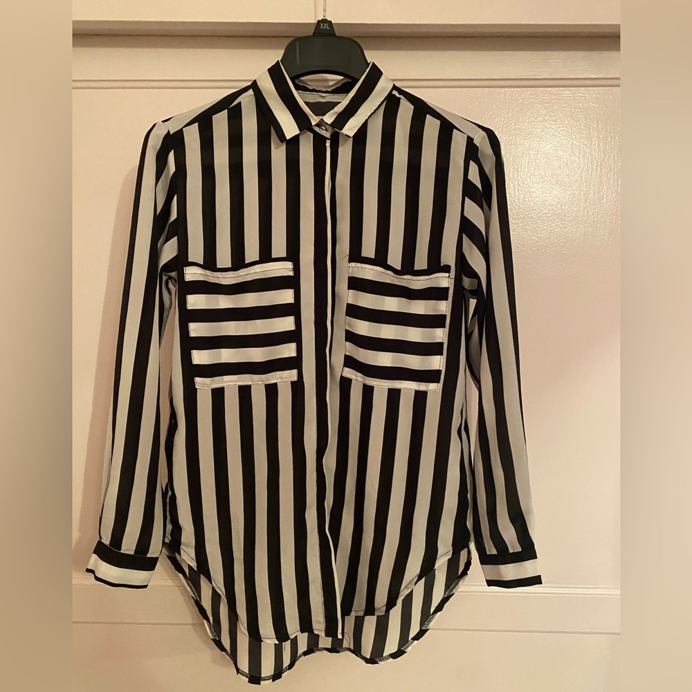 Black & White Striped Oversized Blouse. Size M. Loose Fit, Hi-Lo Button-Up